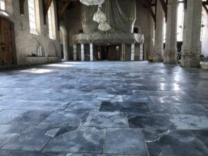 Natuursteenvloer kerkzaal