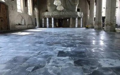 Natuursteenvloer kerkzaal
