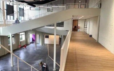 Foto van open trappen in aula hal