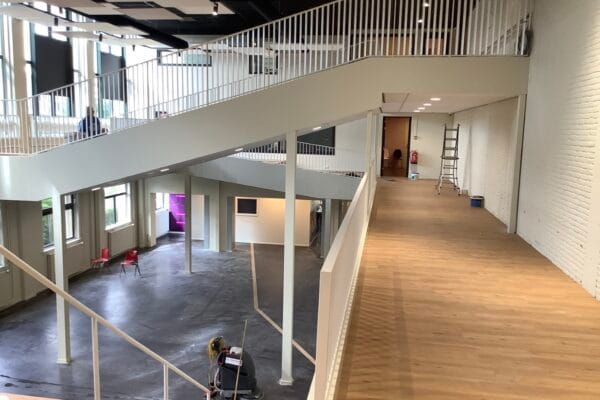 Foto van open trappen in aula hal